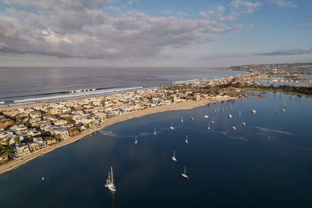 Homes line the shore of San Diego's Mission Bay, Wednesday, Dec. 3, 2025. (AP Photo/Annika Hammerschlag)