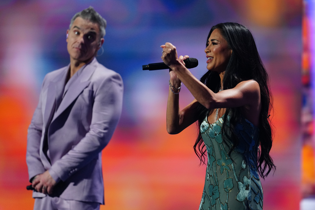 Singer Robbie Williams and singer and actor Nicole Scherzinger perform during the draw for the 2026 soccer World Cup at the Kennedy Center in Washington, Friday, Dec. 5, 2025. (AP Photo/Jacquelyn Martin)