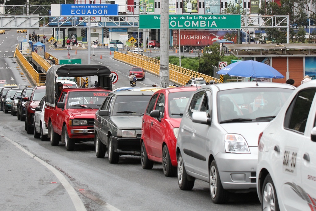 Vehicles cross from Ecuador to Colombia using the Rumichaca international bridge in Rumichaca, Colombia, Thursday, Jan. 22, 2026. (AP Photo/Leonardo Castro)