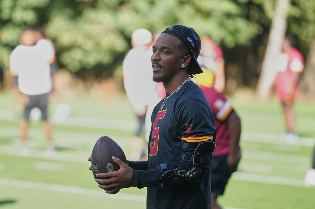 Washington Commanders quarterback Jayden Daniels (5) takes part in NFL football practice in London, Wednesday, Sept. 30, 2026, (AP Photo/Alastair Grant)