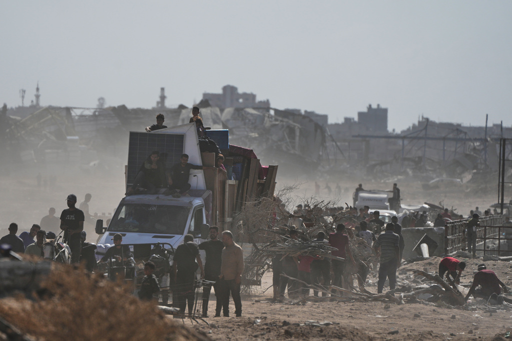 Displaced Palestinians load their belongings onto trucks as they return to Gaza City, in the northern Gaza Strip, Friday, Oct. 10, 2025, after Israel and Hamas agreed to a pause in their war and the release of the remaining hostages. (AP Photo/Jehad Alshrafi)