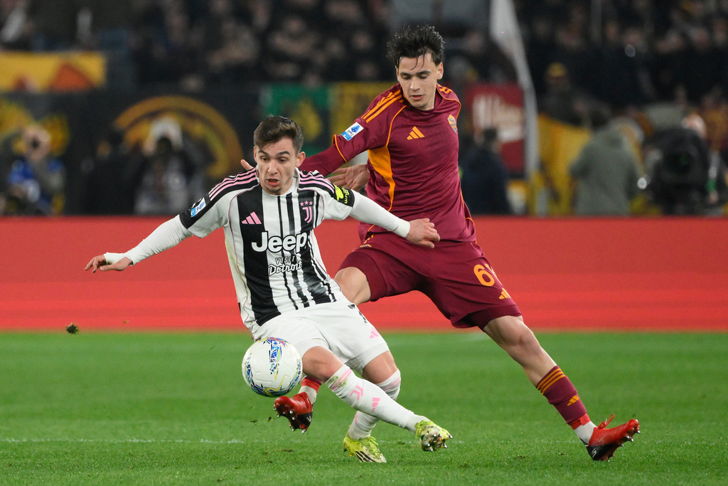 Juventus's Francisco Conceicao, left, and Roma's Niccolo' Pisilli in action during the Serie A soccer match between AS Roma and Juventus FC in Rome, Italy, Sunday March 1, 2026. (Fabrizio Corradetti/LaPresse via AP)