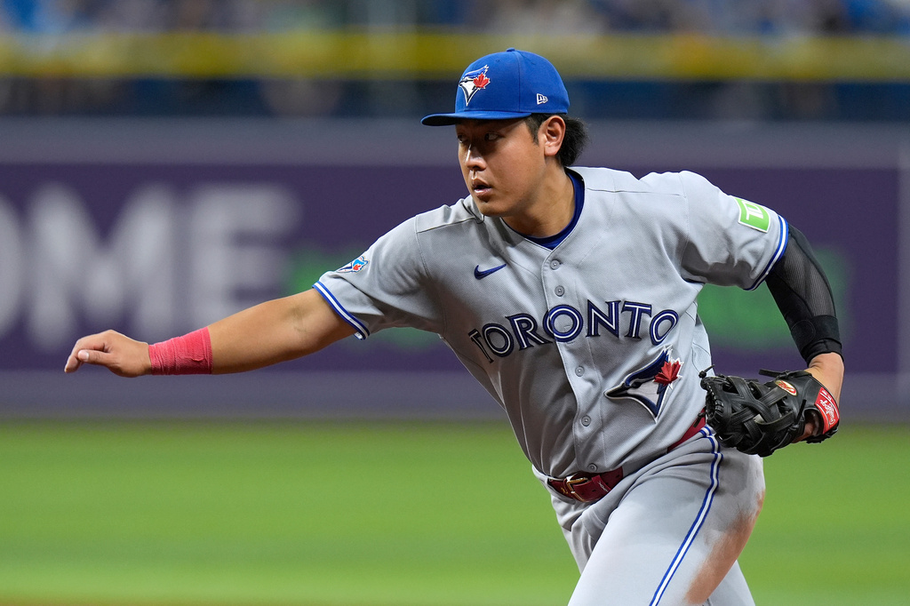 Toronto Blue Jays first baseman Kazuma Okamoto, of Japan, races Tampa Bay Rays' Richie Palacios to the base during the sixth inning of a baseball game Wednesday, Aug. 19, 2026, in St. Petersburg, Fla. (AP Photo/Chris O'Meara)