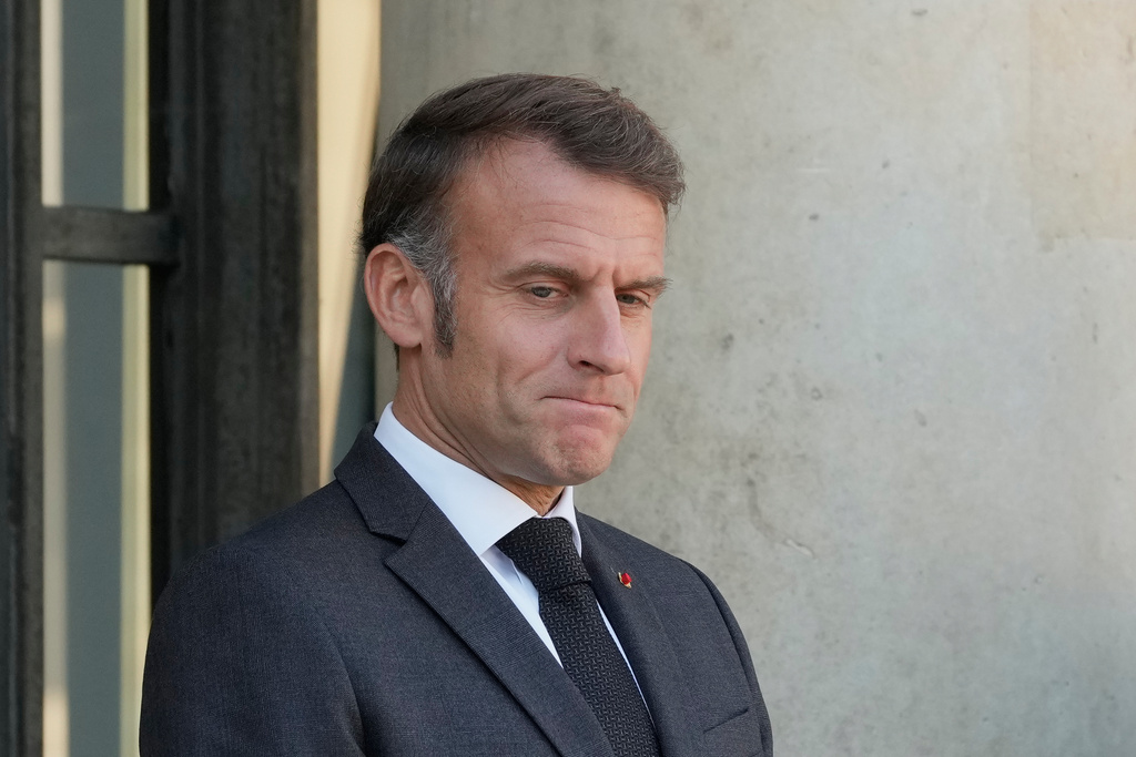 French President Emmanuel Macron waits for European Commission president Ursula von der Leyen, Friday, Oct. 17, 2025 at the Elysee Palace in Paris. (AP Photo/Michel Euler)