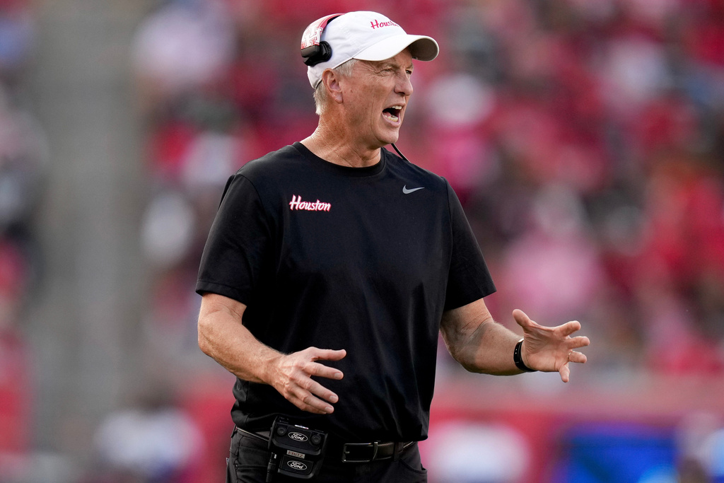 Houston head coach Willie Fritz yells instructions during the first half of an NCAA college football game against TCU, Saturday, Nov. 22, 2025, in Houston. (AP Photo/Eric Christian Smith)