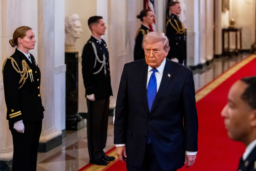 El presidente Donald Trump llega a la ceremonia de entrega de una Medalla de Honor en la Sala Este de la Casa Blanca, el lunes 2 de marzo de 2026, en Washington. (AP Foto/Alex Brandon)