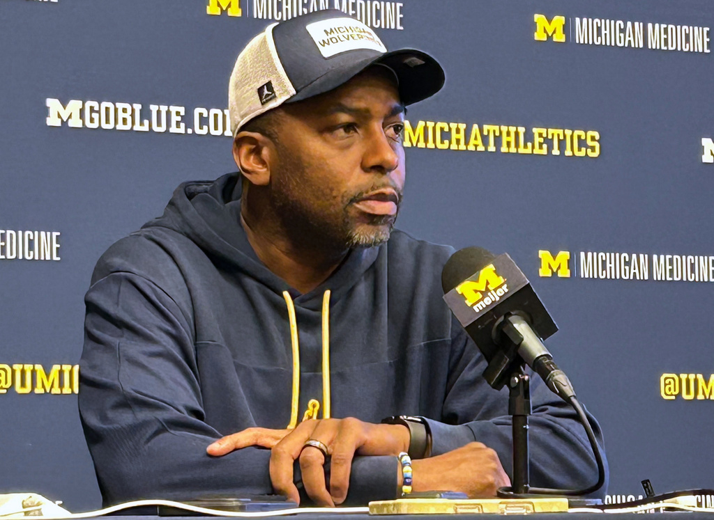 In this photo taken with a smartphone, Michigan coach Mike Boynton speaks during an NCAA college basketball news conference, Thursday, Oct. 22, 2026, in Ann Arbor, Mich. (AP Photo/Larry Lage)