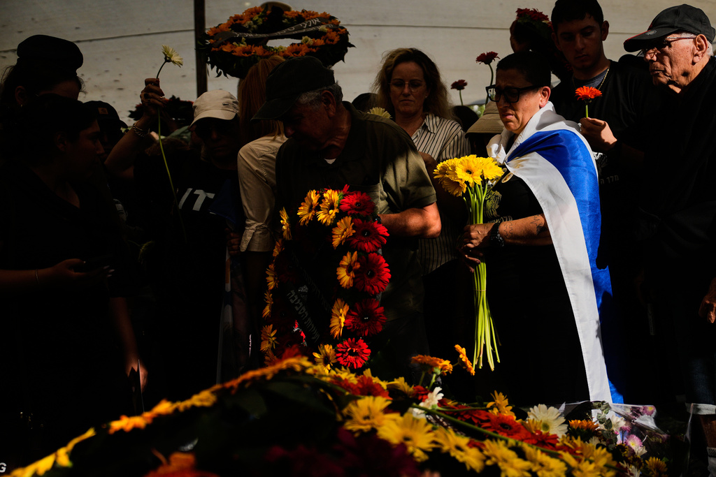 Mourners attend the funeral of slain hostage Israeli-American Staff Sgt. Itay Chen at Kiryat Shaul Cemetery in Tel Aviv, Israel, Sunday, Nov. 9, 2025, after his body was returned from Gaza. (AP Photo/Ohad Zwigenberg)