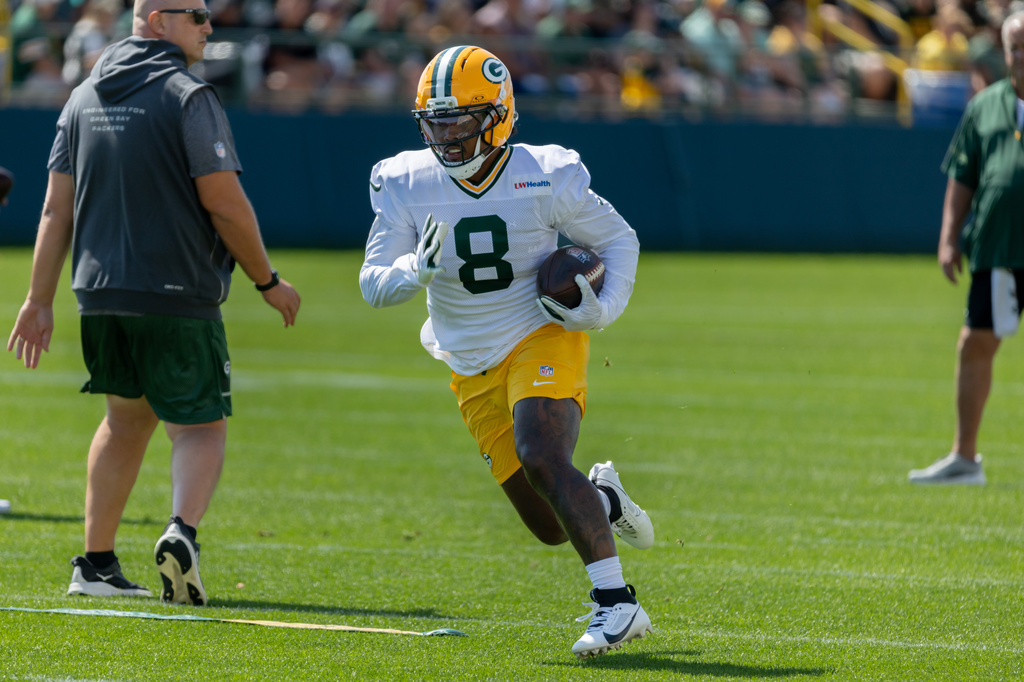 Green Bay Packers running back Josh Jacobs (8) runs with the ball during a drill at the NFL football team's training camp, Sunday, Aug. 2, 2026, in Green Bay, Wis. (AP Photo/Mike Roemer)