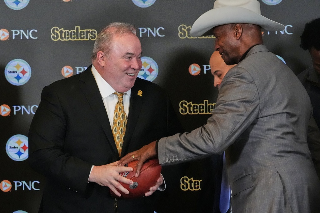 Mike McCarthy, left, visits with Pittsburgh Steelers Pro Football Hall of Fame Mel Blount, right, after being introduced as the new head coach of the Pittsburgh Steelers in Pittsburgh Tuesday, Jan. 27, 2026. (AP Photo/Gene J. Puskar)