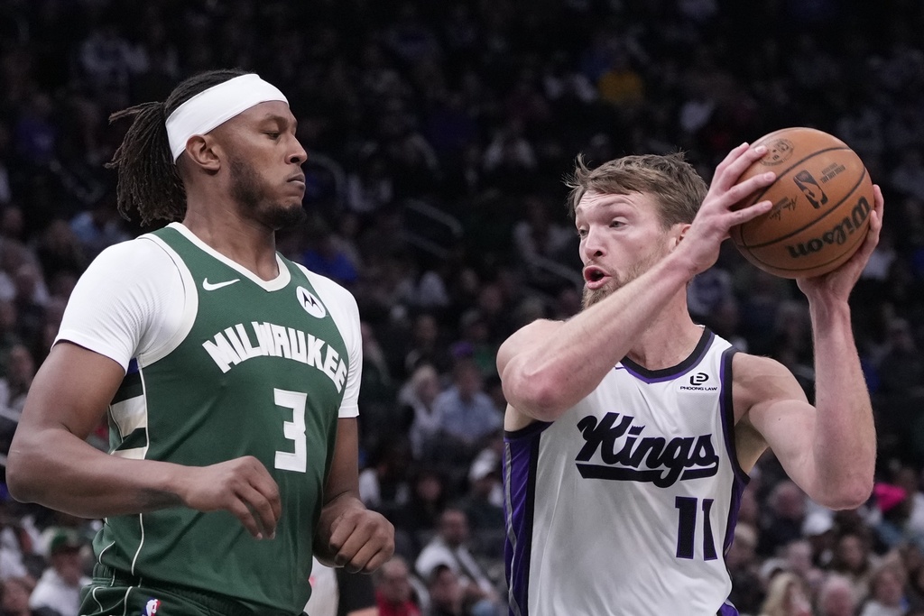 Sacramento Kings' Domantas Sabonis tries to get past Milwaukee Bucks' Myles Turner during the first half of an NBA basketball game Saturday, Nov. 1, 2025, in Milwaukee. (AP Photo/Morry Gash)