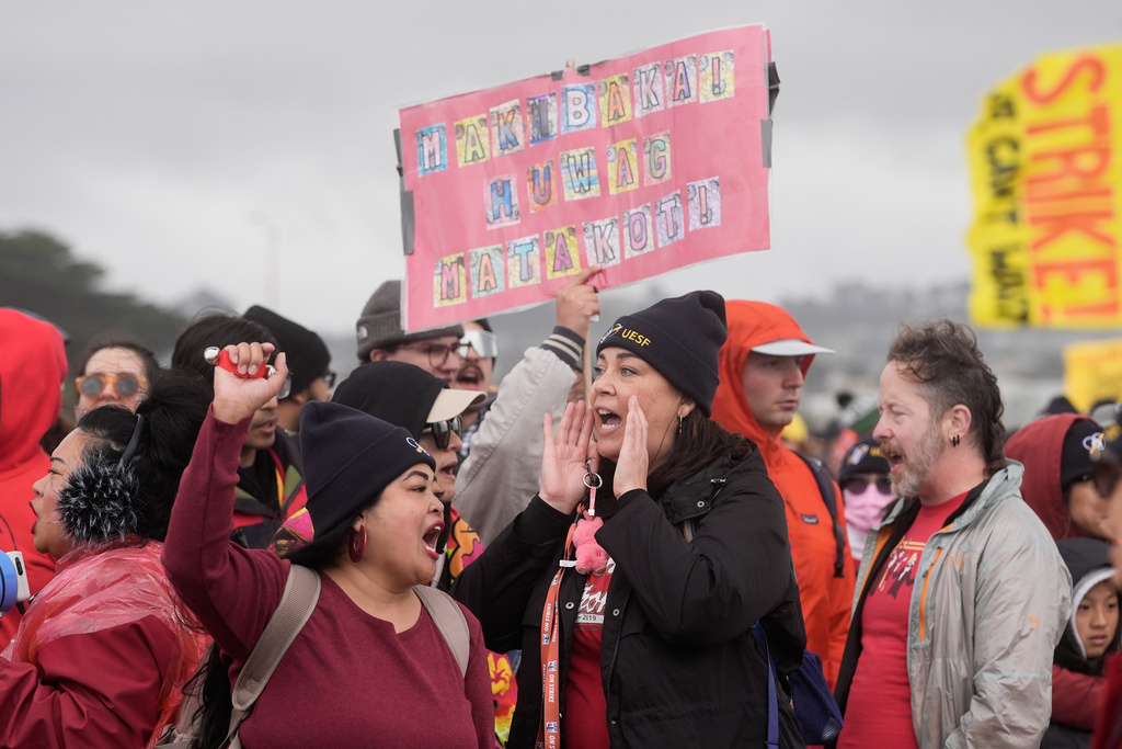 Teachers, students and supporters rally in support of the ongoing teachers strike at the San Francisco Unified School District at Ocean Beach in San Francisco, Wednesday, Feb. 11, 2026. (AP Photo/Jeff Chiu)