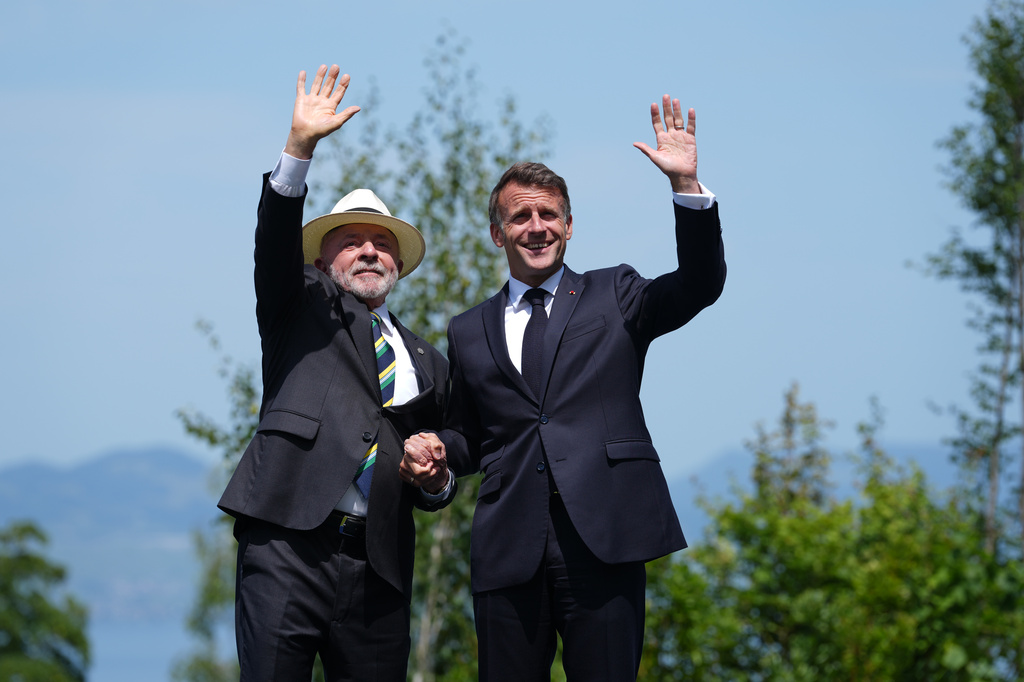 French President Emmanuel Macron, right, poses with Brazil's President Luiz Inacio Lula da Silva during a welcome ceremony prior to a group photo of G7 leaders and invited nations during the G7 summit in Evian-les-Bains, France, Tuesday, June 16, 2026. (AP Photo/Thibault Camus)