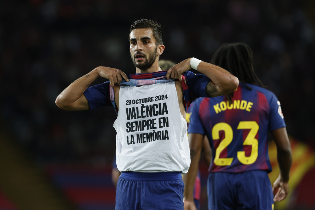 Barcelona's Ferran Torres shows a message in Spanish reading "29 October 2024, Valencia, always in our memory," as he celebrates after scoring his side's second goal during a Spanish La Liga soccer match between FC Barcelona and Elche CF in Barcelona, Spain, Sunday, Nov. 2, 2025. (AP Photo/Joan Monfort)