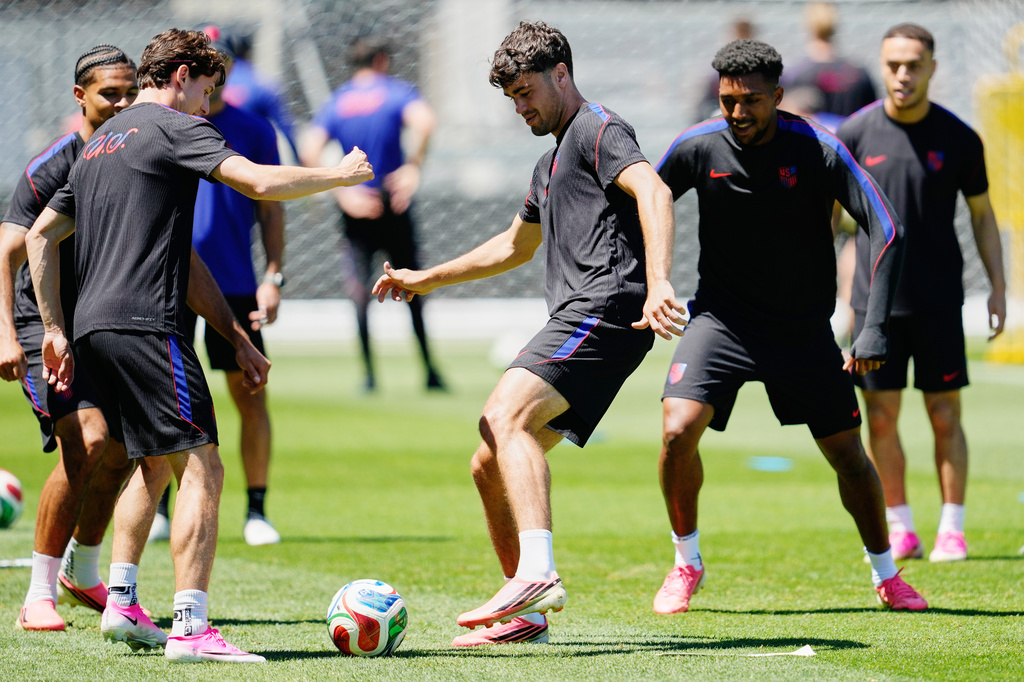 United States' Gio Reyna, center and teammates warm up during a training session ahead of their World Cup Round of 32 soccer match against Bosnia and Herzegovina, Tuesday, June 30, 2026, in San Jose, Calif. (AP Photo/Eugene Hoshiko)