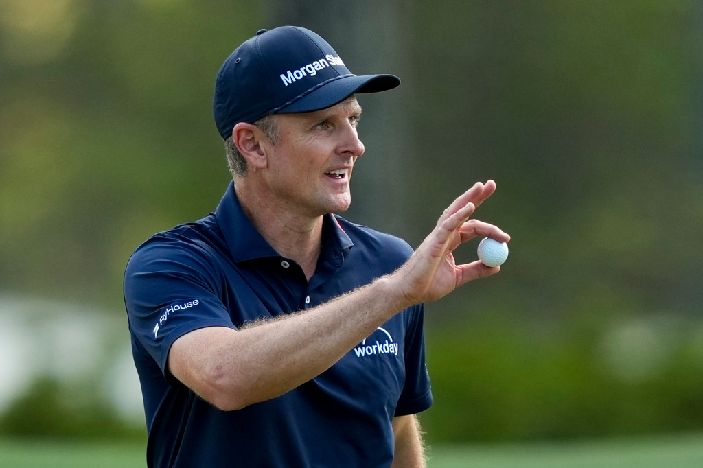 Justin Rose, of England, waves after his putt on the eighth hole during the final round of the Masters golf tournament at the Augusta National Golf Club, Sunday, April 12, 2026, in Augusta, Ga. (AP Photo/Matt Slocum)