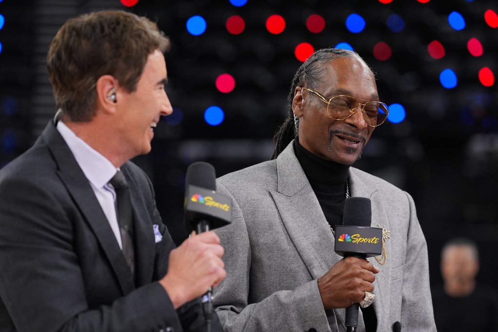 Debuting as an NBA analyst, Snoop Dogg, right, records a segment with Terry Gannon before an NBA basketball game between the Los Angeles Clippers and the Golden State Warriors on Monday, Jan. 5, 2026, in Inglewood, Calif. (AP Photo/Jae C. Hong)