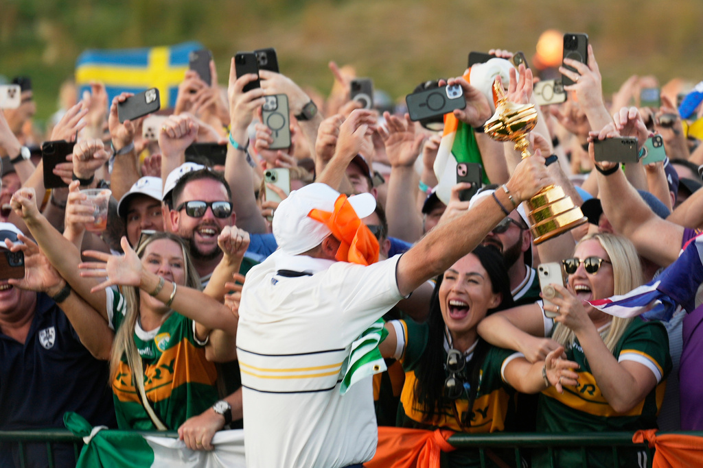 Europe's Shane Lowry show the fans the trophy after winning the Ryder Cup golf tournament against the United States on the Bethpage Black golf course, Sunday, Sept. 28, 2025, in Farmingdale, N.Y. (AP Photo/Robert Bukaty)
