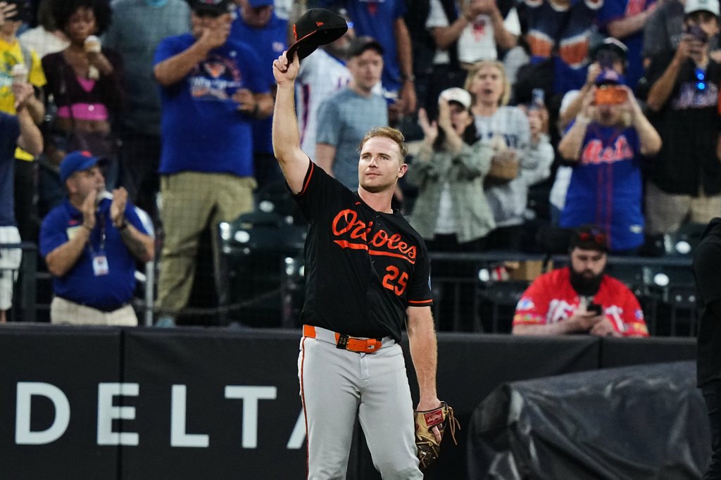 Baltimore Orioles' Pete Alonso gestures to fans before a baseball game against the New York Mets Monday, Sept. 14, 2026, in New York. (AP Photo/Frank Franklin II)