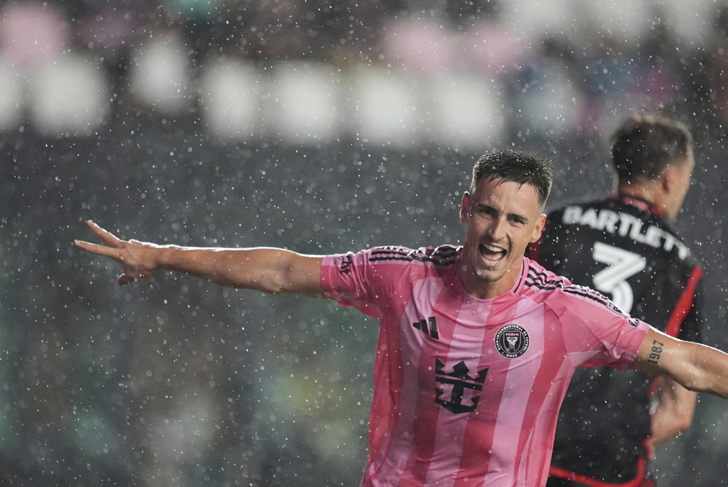 Inter Miami forward Tadeo Allende celebrates after scoring his side's first goal against D.C. United during the first half of an MLS soccer match, Saturday, Sept. 20, 2025, in Fort Lauderdale, Fla. (AP Photo/Rebecca Blackwell)