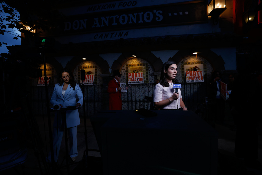 Reporters stage outside of a restaurant holding an election night event for Spencer Pratt, a candidate in the Los Angeles mayoral race, on Tuesday, June 2, 2026, in Los Angeles. (AP Photo/Jill Connelly)