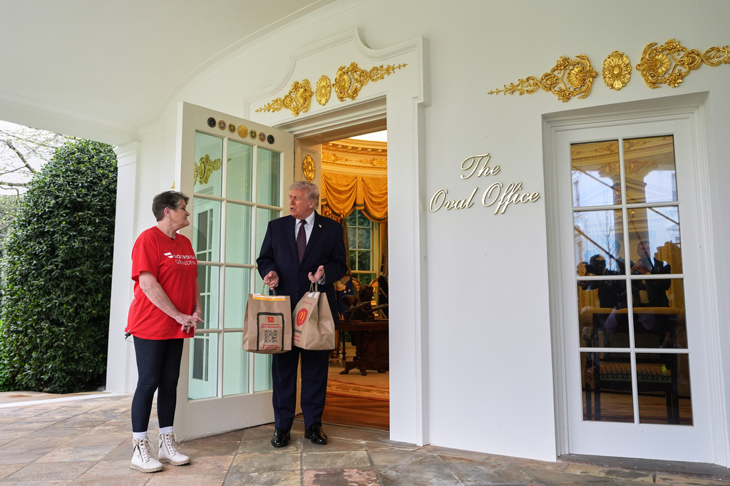 ADDS NAME SHARON SIMMONS - President Donald Trump speaks to Sharon Simmons, a Dasher from Arkansas, who delivered him two bags of McDonald's food outside the Oval Office of the White House, Monday, April 13, 2026, in Washington. (AP Photo/Alex Brandon)