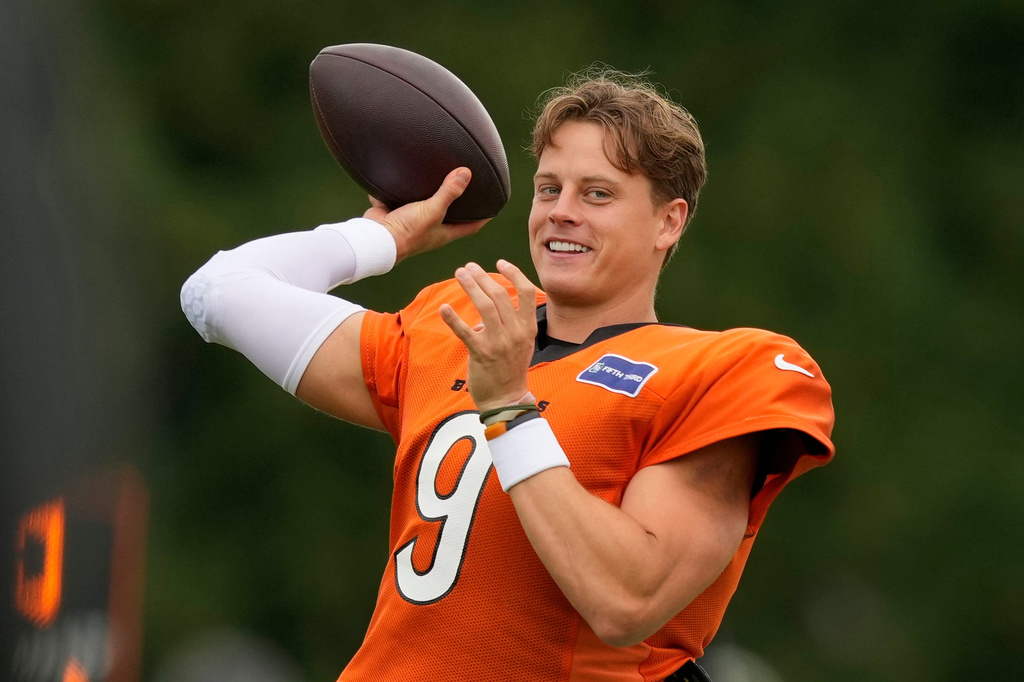 Cincinnati Bengals quarterback Joe Burrow throws a pass during a joint NFL football practice with the Chicago Bears, Thursday, Aug. 20, 2026, in Cincinnati. (AP Photo/Carolyn Kaster)