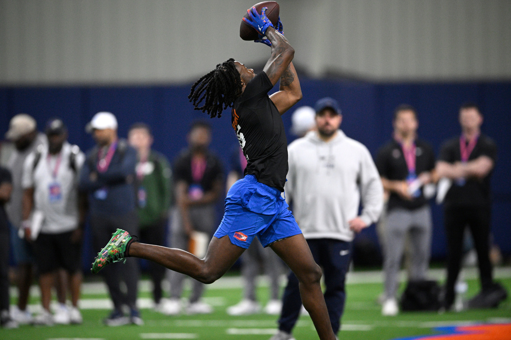 Florida defensive back Michael Caraway Jr. catches a pass during the school's NFL football pro day, Thursday, March 26, 2026, in Gainesville, Fla. (AP Photo/Phelan M. Ebenhack)