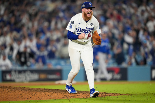 Will Klein, relevista de los Dodgers de Los Ángeles, celebra en el tercer juego de la Serie Mundial en contra de los Azulejos de Toronto durante la 16ta entrada, el lunes 27 de octubre de 2025, en Los Ángeles. (AP Foto/Brynn Anderson) Will Klein, relevista de los Dodgers de Los Ángeles, celebra en el tercer juego de la Serie Mundial en contra de los Azulejos de Toronto durante la 16ta entrada, el lunes 27 de octubre de 2025, en Los Ángeles. (AP Foto/Brynn Anderson)