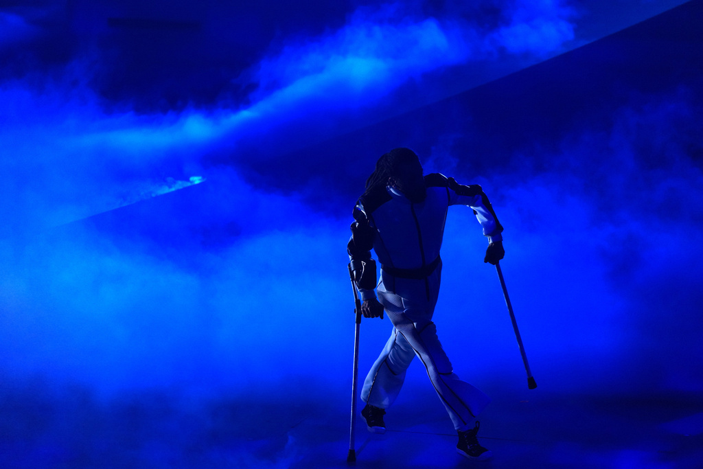 A dancer performs during the closing ceremony at the 2026 Winter Paralympics, in Cortina d'Ampezzo, Italy, Sunday, March 15, 2026. (AP Photo/Evgeniy Maloletka)
