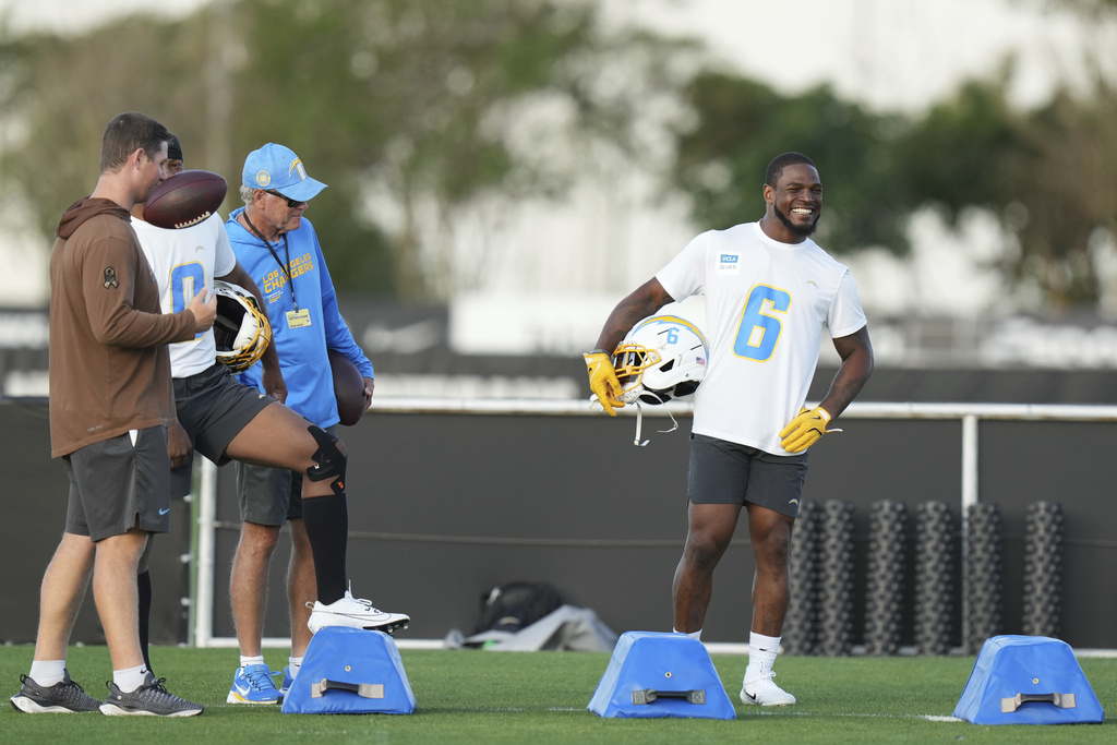 Los Angeles Chargers linebacker Denzel Perryman smiles during a training session prior to an NFL football game against the Kansas City Chiefs in Sao Paulo, Wednesday, Sept. 3, 2025. (AP Photo/Fernando Llano)