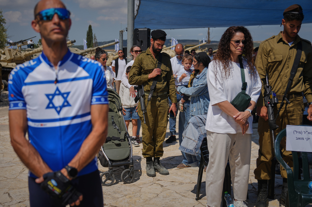 Israelis observe two minutes of silence as air raid sirens sound to mark Memorial Day for soldiers who died in the nation's conflicts and victims of nationalistic attacks at the Armored Corps memorial site in Latrun, Israel Tuesday, April 21, 2026. (AP Photo/Ariel Schalit)
