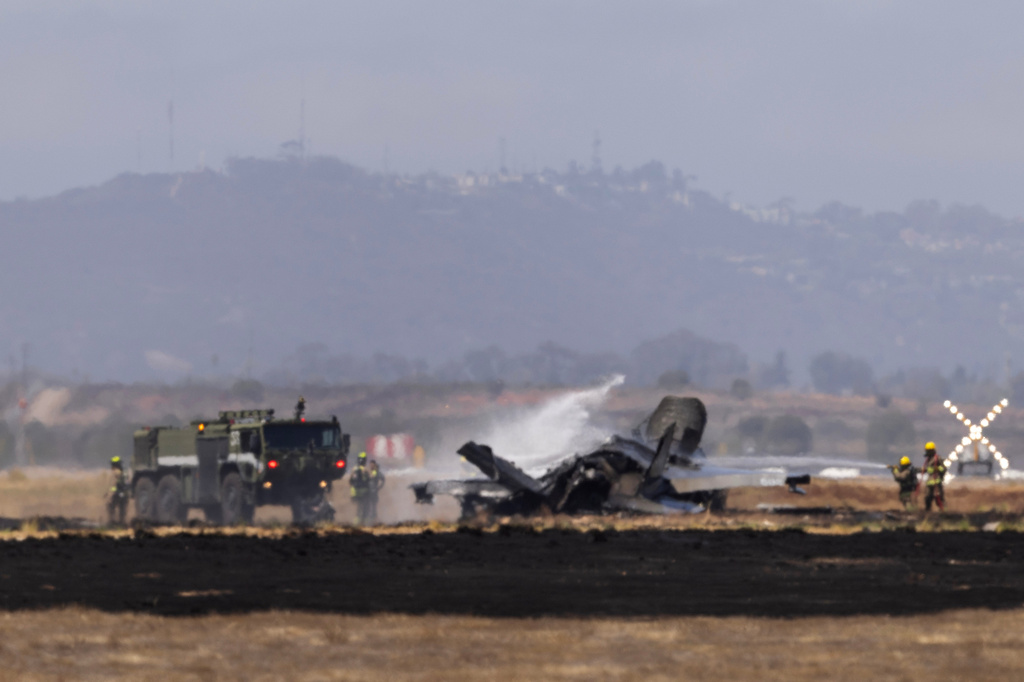 Crews extinguish an F-35 fighter jet that crashed near the runway at Marine Corps Air Station Miramar in San Diego, Calif., on Friday, July 31, 2026 (Luke Johnson/The San Diego Union-Tribune via AP)