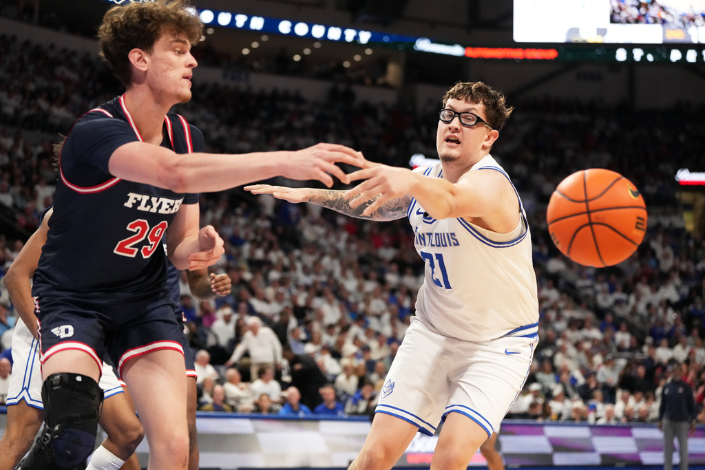 Dayton's Amael L'etang (29) passes around Saint Louis' Robbie Avila (21) during the second half of an NCAA college basketball game Friday, Jan. 30, 2026, in St. Louis. (AP Photo/Jeff Roberson)