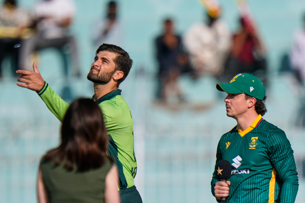 Pakistan's skipper Shaheen Shah Afridi, left, flips the coin for toss as South Africa's skipper Mathew Breetzke watches before start of the second one day international cricket match between Pakistan and South Africa, in Faisalabad, Pakistan, Thursday, Nov. 6, 2025. (AP Photo/Anjum Naveed)
