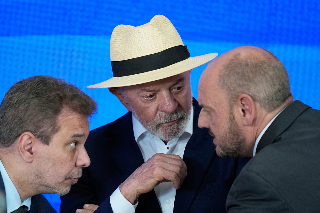 Brazilian President Luiz Inacio Lula da Silva, center, talks with the Rio de Janeiro's Gov. Ricardo Couto, right, and Brazil's Justice Minister Wellington Lima e Silva during a ceremony to announce a new security plan to combat organized crime in Rio de Janeiro, Friday, Sept. 18, 2026. (AP Photo/Silvia Izquierdo)