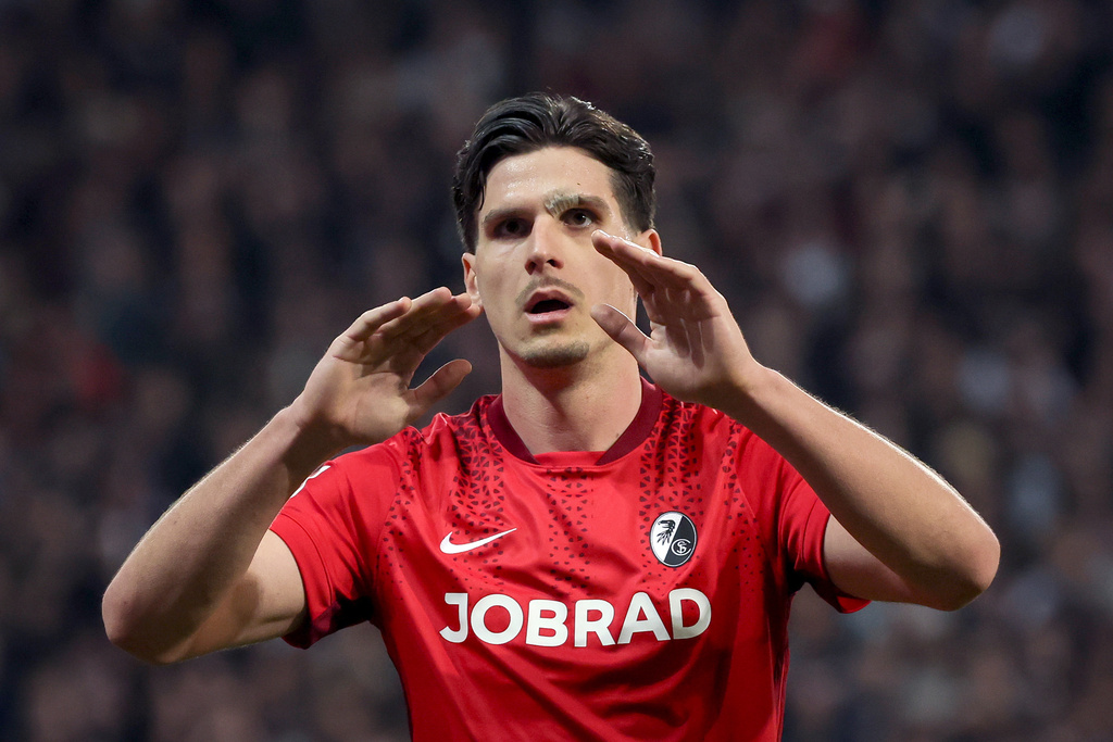 Freiburg's Igor Matanovic celebrates after scoring his side's first goal during the German Bundesliga soccer match between FC St. Pauli and SC Freiburg in Hamburg, Germany, Sunday, March 22, 2026. (Christian Charisius/dpa via AP)