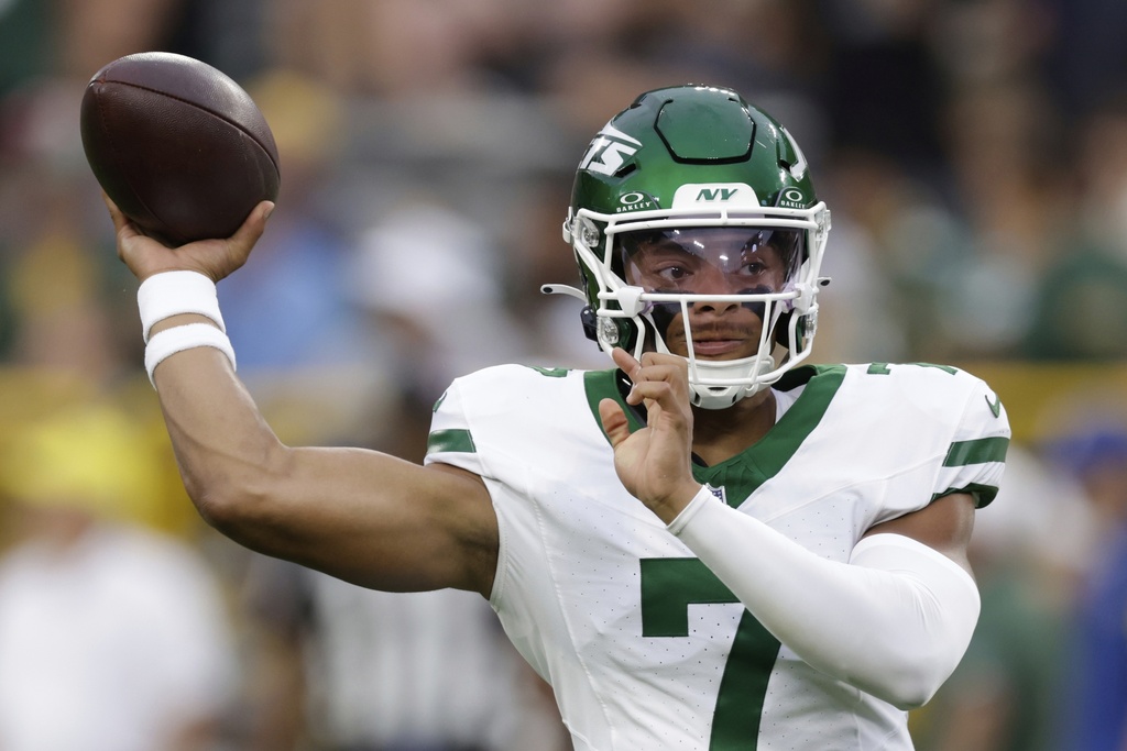 New York Jets' Justin Fields warms up before during the first half of a preseason NFL football game against the Green Bay Packers Saturday, Aug. 9, 2025, in Green Bay, Wis. (AP Photo/Matt Ludtke)