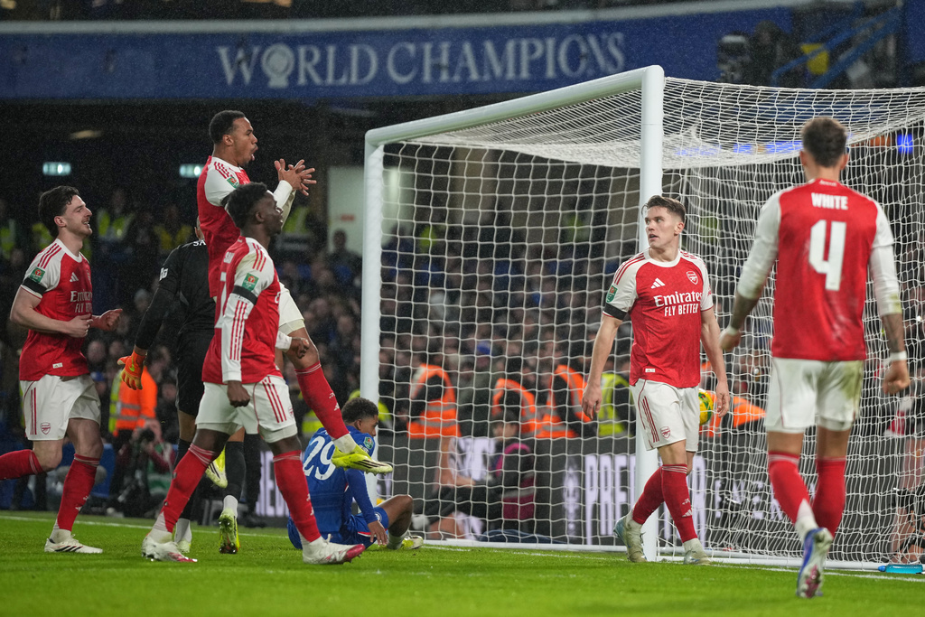 Arsenal's Viktor Gyoekeres, second right, celebrates after scoring his side's second goal during the English League Cup semifinal first leg soccer match between Chelsea and Arsenal in London, Wednesday, Jan. 14, 2026. (AP Photo/Alastair Grant)