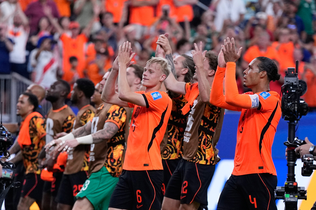 Netherlands' Virgil van Dijk, right, and his teammates celebrate at the the end of the World Cup Group F soccer match between the Netherlands and Sweden in Houston, Saturday, June 20, 2026. (AP Photo/Ashley Landis)