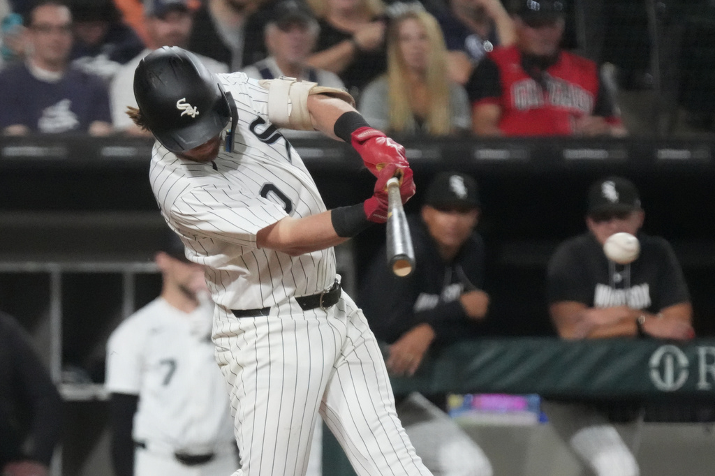 Chicago White Sox's Chase Meidroth hits a one-run single against the Texas Rangers during the fourth inning of a baseball game Tuesday, Aug. 25, 2026, in Chicago. (AP Photo/David Banks)