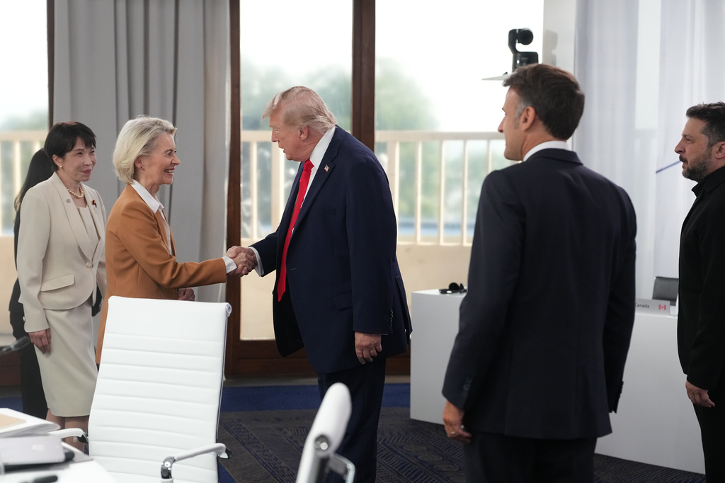 From left, Japan's Prime Minister Sanae Takaichi, European Commission President Ursula von der Leyen, U.S. President Donald Trump, French President Emmanuel Macron and Ukrainian President Volodymyr Zelenskyy during a working session at the G7 summit in Evian-les-Bains, France, Tuesday, June 16, 2026. (AP Photo/Thibault Camus, Pool)