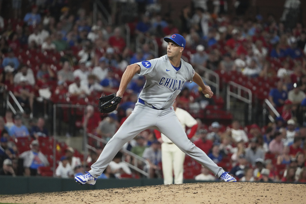 Chicago Cubs relief pitcher Taylor Rogers throws during the eighth inning of a baseball game against the St. Louis Cardinals Saturday, Aug. 9, 2025, in St. Louis. (AP Photo/Jeff Roberson)