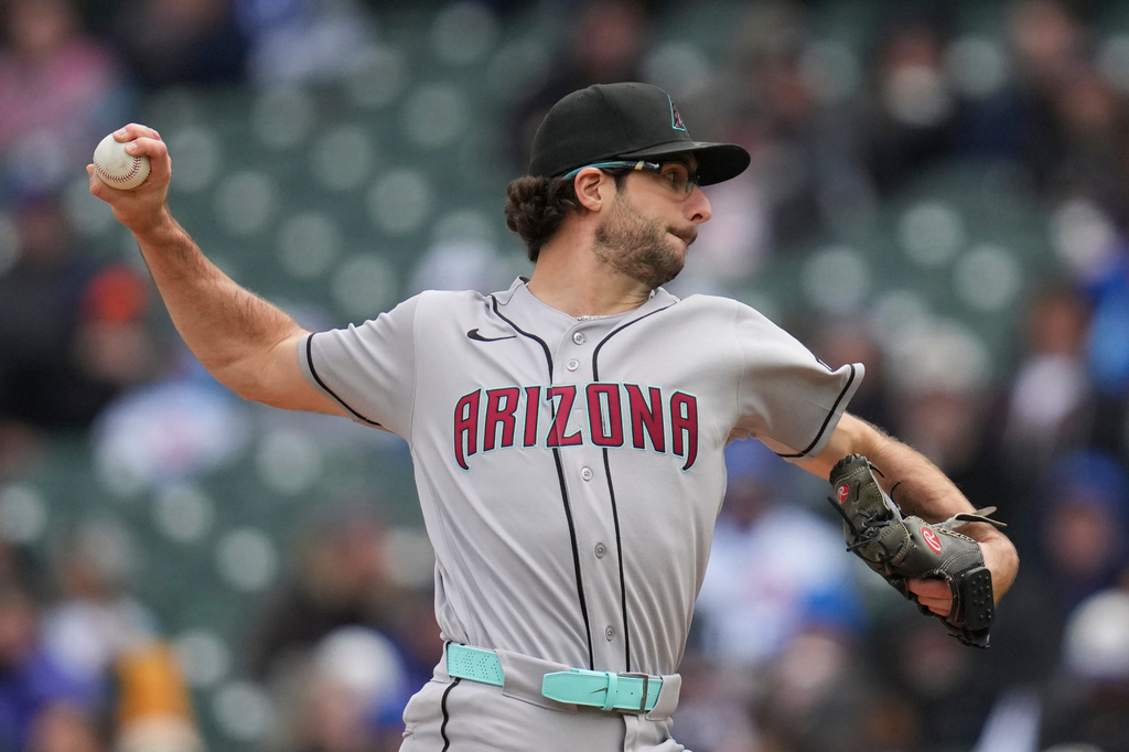 Arizona Diamondbacks starting pitcher Zac Gallen throws against the Chicago Cubs during the first inning of a baseball game Friday, May 1, 2026, in Chicago. (AP Photo/Erin Hooley)