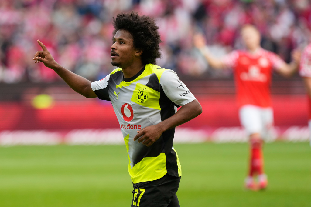 Dortmund's Karim Adeyemi celebrates after scoring the second goal against Mainz during a German Bundesliga soccer match between FSV Mainz 05 and Borussia Dortmund in Mainz, Germany, Saturday, Sept. 27, 2025. (AP Photo/Michael Probst)