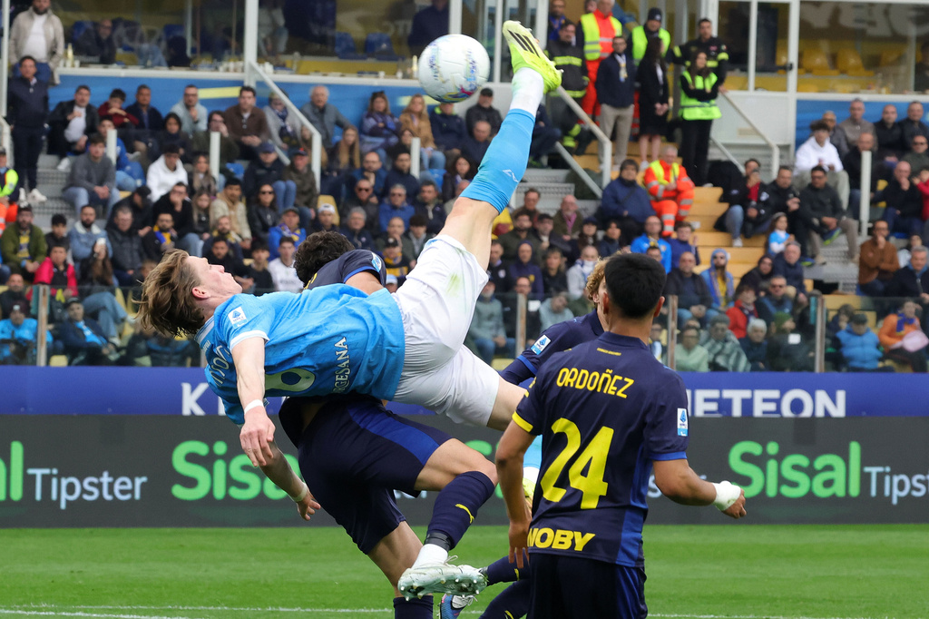 Napoli's Scott McTominay attempts an overhead kick during the Serie A soccer match between Parma and Napoli, in Parma, Italy, Sunday, April 12, 2026. (Alberto Mariani/LaPresse via AP)