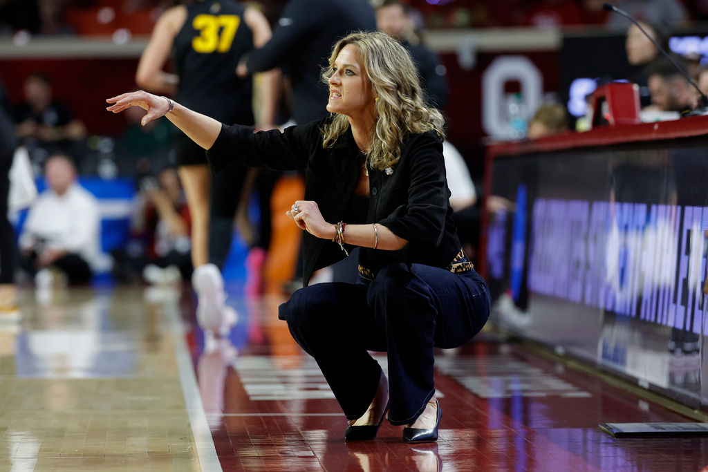 Oklahoma head coach Jennie Baranczyk gestures to her team during a play against Idaho in the first half in the first round of the NCAA college basketball tournament Friday, March 20, 2026, Norman, Okla. (AP Photo/Alonzo Adams)