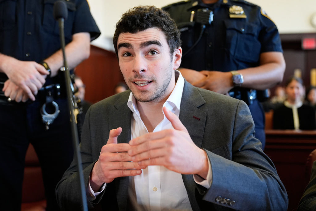 Luigi Mangione talks to a photographer as he appears in court in New York, Tuesday, Dec. 16, 2025. (AP Photo/Seth Wenig, Pool)