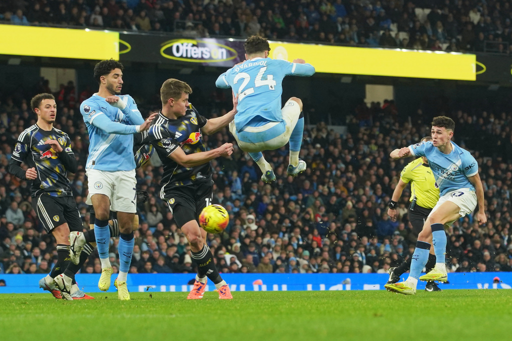 Manchester City's Phil Foden, right, scores during the English Premier League soccer match between Manchester City and Leeds United in Manchester, England, Saturday, Nov. 29, 2025. (AP Photo/Ian Hodgson)