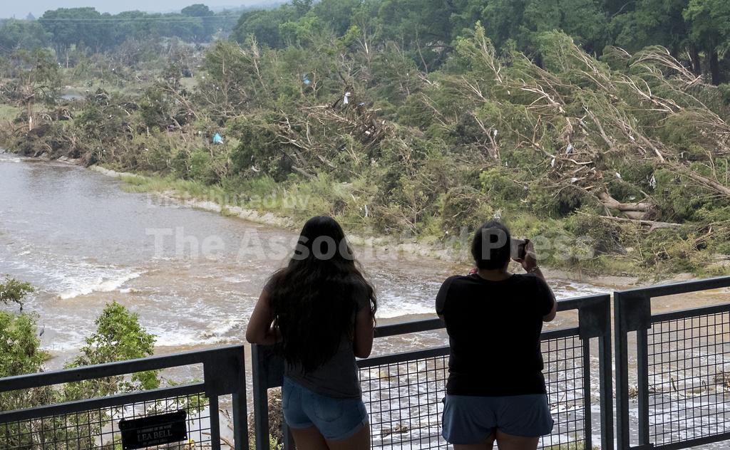 Risk of further floods in Texas during desperate search for missing as ...